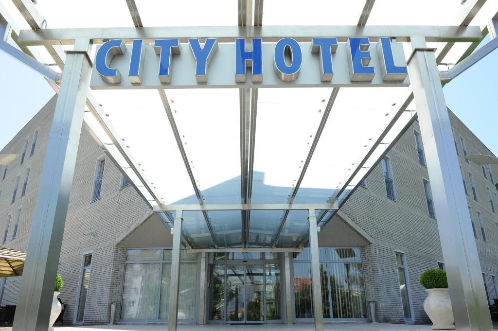 City Hotel Podgorica Exterior foto